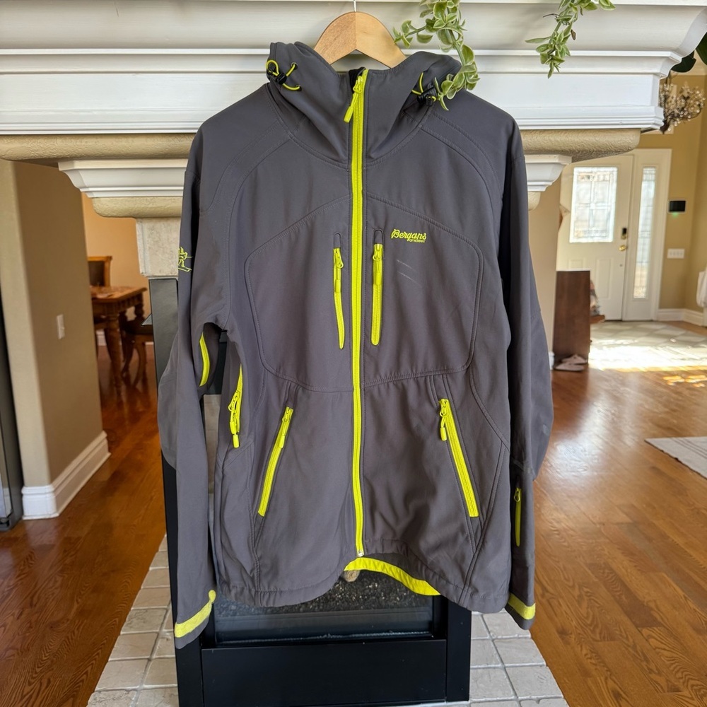 Bergans of Norway Ski Jacket Soft Shell Grey‎ and Green Large Hike Winter
